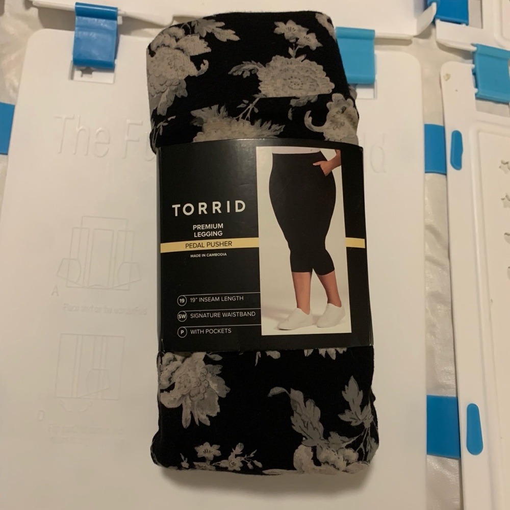 NEW Torrid 2 Pedal Pusher Signature Waist Pocket Legging, Black Floral - Picture 5 of 15